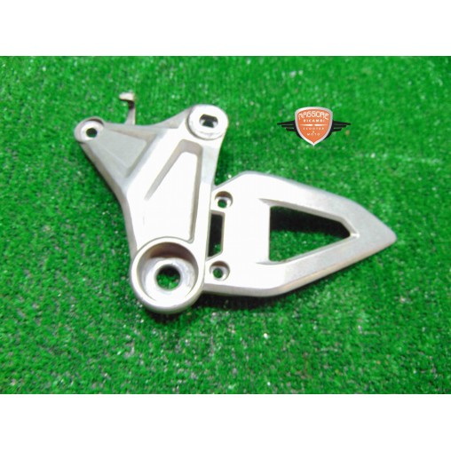 Soporte reposapiés delantero derecho Honda CB 300 R 2018 2019