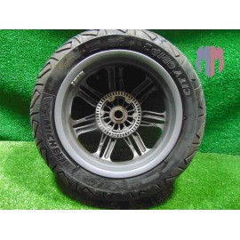 Drehen des hinteren Kreises Piaggio Beverly 400 HPE 2021 2022