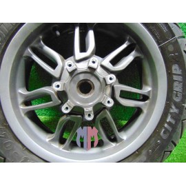 Drehen des hinteren Kreises Piaggio Beverly 400 HPE 2021 2022