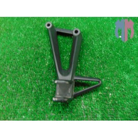 Pedana poggiapiedi posteriore destra Yamaha YZF R3 2021 2024
